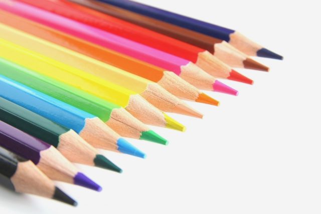 色鉛筆が並んでいる