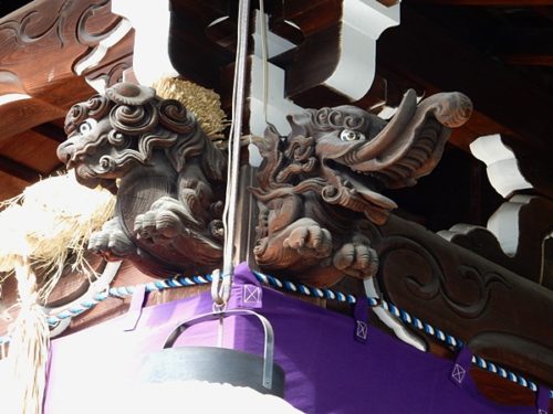 京都熊野神社の拝殿上の飾り獅子